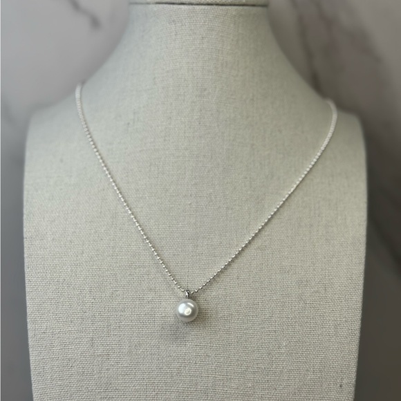 White Pearl Pendant with Silver Chain - Picture 1 of 5